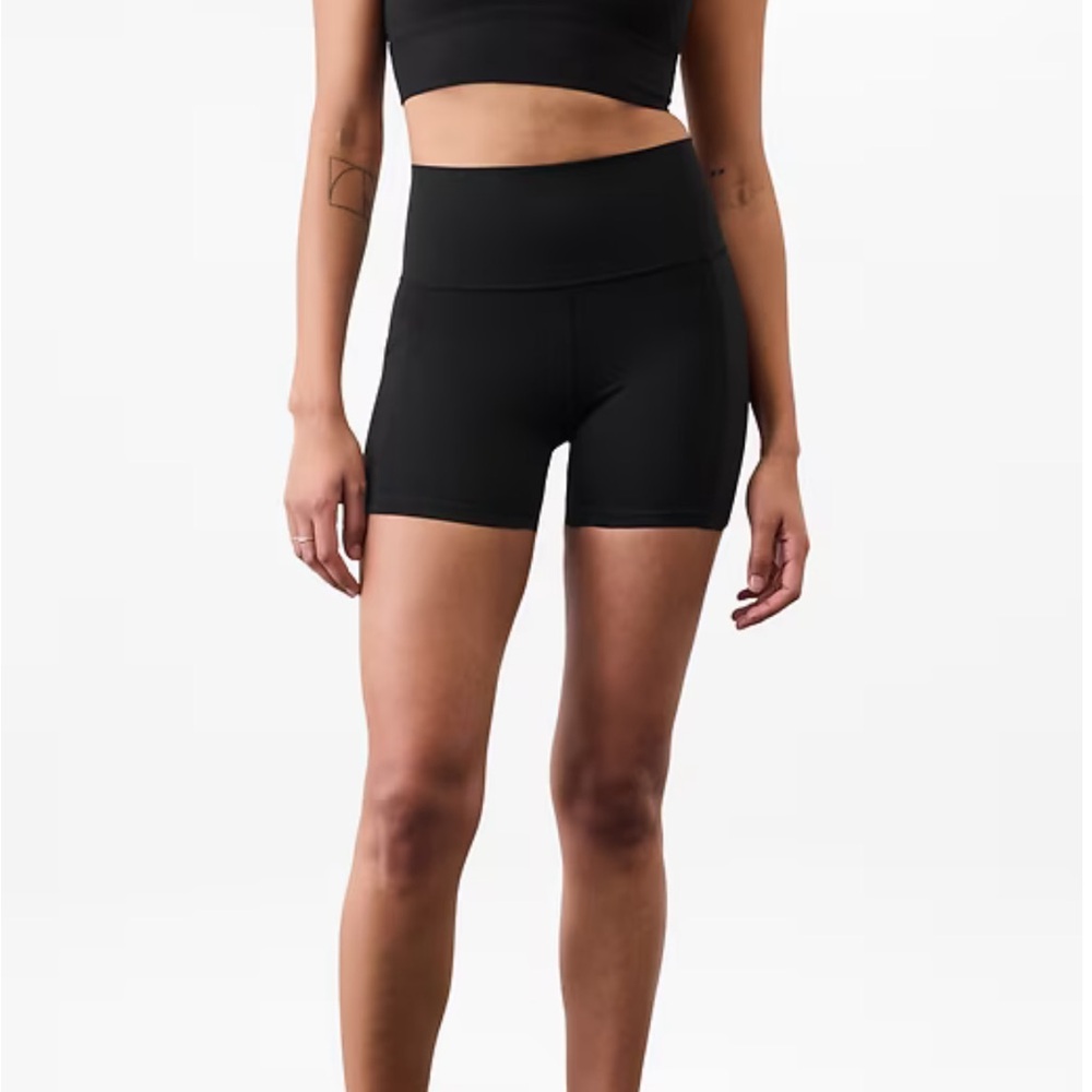Athleta Salutation Stash High Rise 5" Short in black size XS